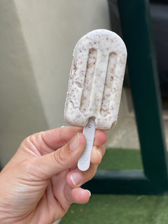 Una foto de Helado de plátano y chocolate ¡ideal para los niños!