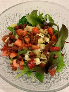 Una foto de Ensalada con chori y pipas de calabaza