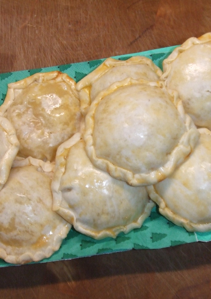 Una foto de Pastelitos de pavo, jamón y quesos con cúrcuma
