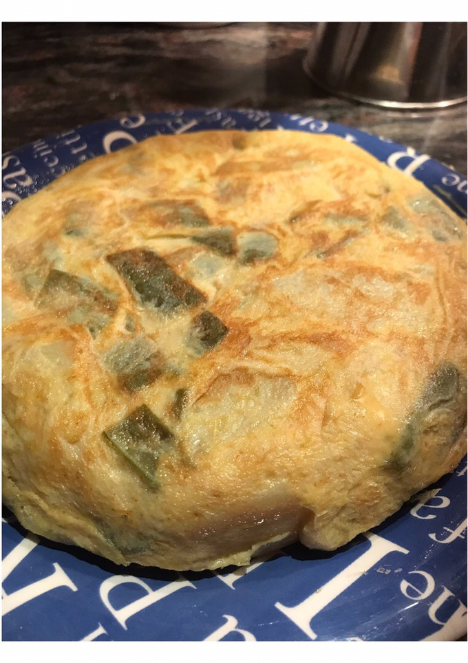 Una foto de Tortilla de judía verde y patata con pimentón y ajo en polvo