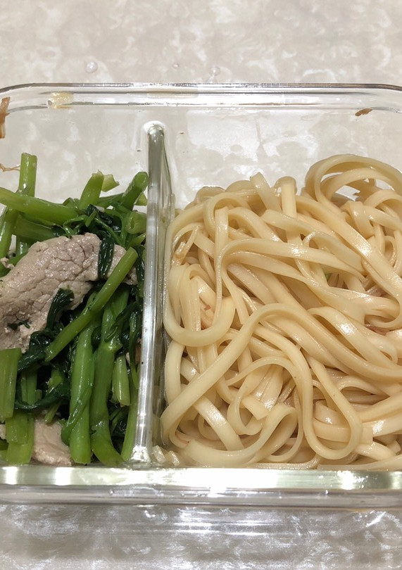 便當-青菜炒梅花肉+拌麵 的食譜成品照片