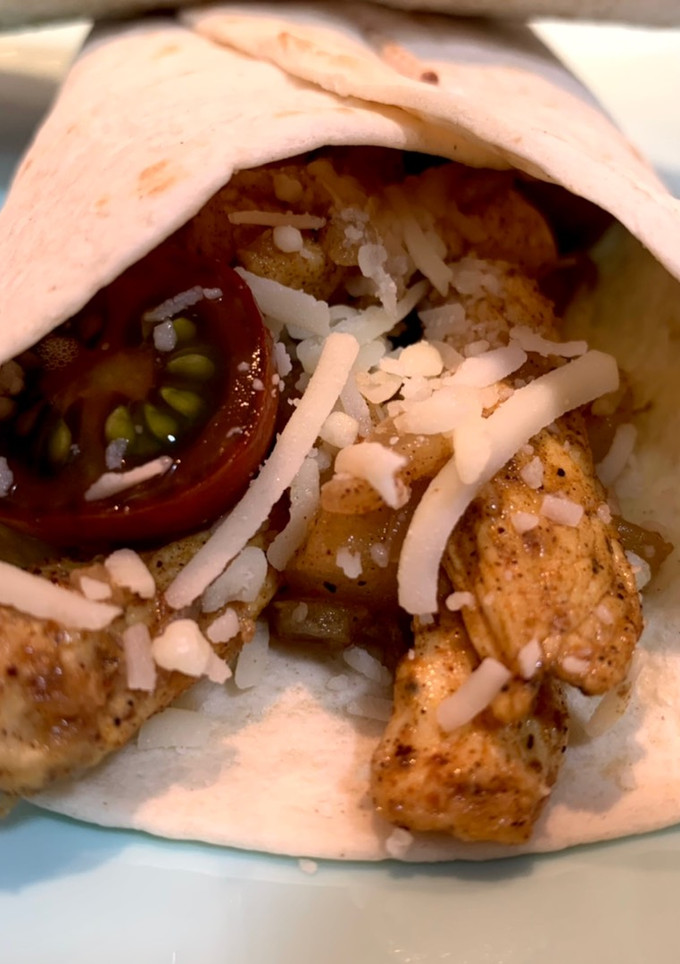 Una foto de Fajitas de pollo con manzana