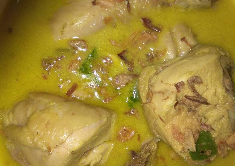 DICOBA! Resep Daging ayam kuah santan kuning masakan rumahan simple