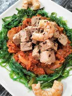 Una foto de Solomillo de atún con sofrito, langostinos y alga wakame