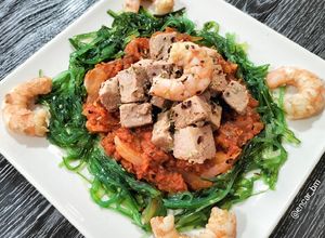 Una foto de Solomillo de atún con sofrito, langostinos y alga wakame