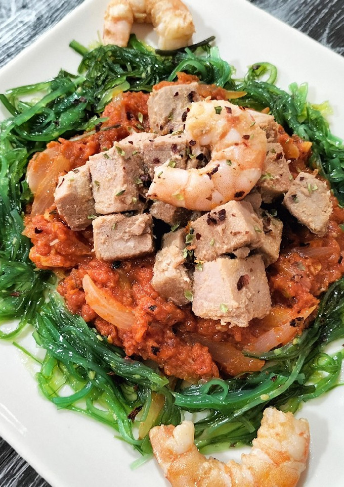 Una foto de Solomillo de atún con sofrito, langostinos y alga wakame