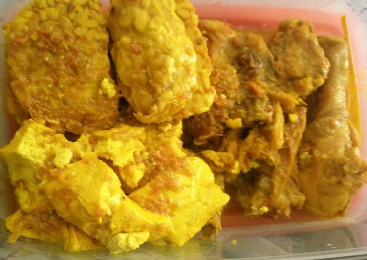 Ungkeb ayam bumbu kuning