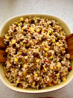 Una foto de Ensalada de mote con legumbres