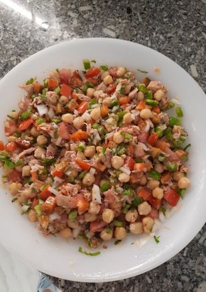 Foto principal de Hoy ensalada de garbanzos con verduras