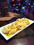Papas a la mantequilla de ajo con queso gruyer derretido.