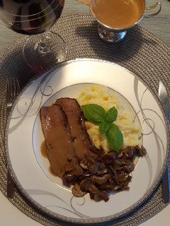 Rénszarvas pecsenye, hagymás gombával és tejszínes burgonyával recept fotója