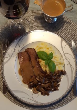 Rénszarvas pecsenye, hagymás gombával és tejszínes burgonyával recept fotója