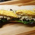 Bocadillo de atún, aguacate y tortilla sin gluten