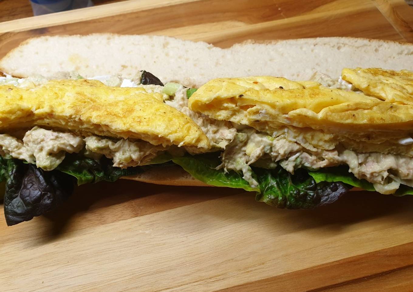 Bocadillo de atún, aguacate y tortilla sin gluten