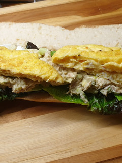 Una foto de Bocadillo de atún, aguacate y tortilla sin gluten