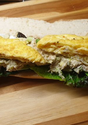 Una foto de Bocadillo de atún, aguacate y tortilla sin gluten