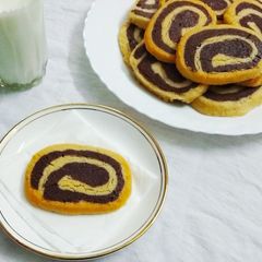 A picture of Chocolate Vanilla Swirl Cookies.