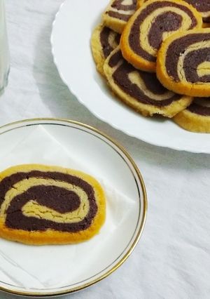 A picture of Chocolate Vanilla Swirl Cookies.