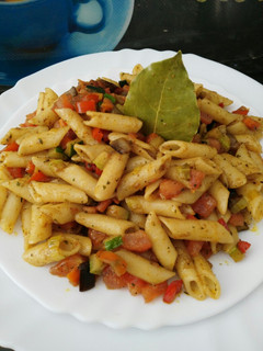 Una foto de Macarrones salteados con verduras y curry