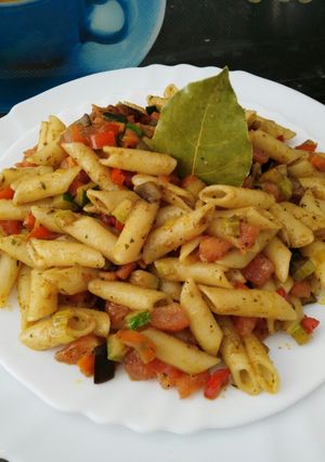 Foto principal de Macarrones salteados con verduras y curry