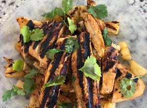 Una foto de Pollo agridulce con arroz con curry Loren