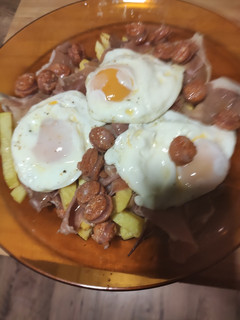Una foto de Huevos rotos