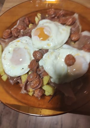 Una foto de Huevos rotos