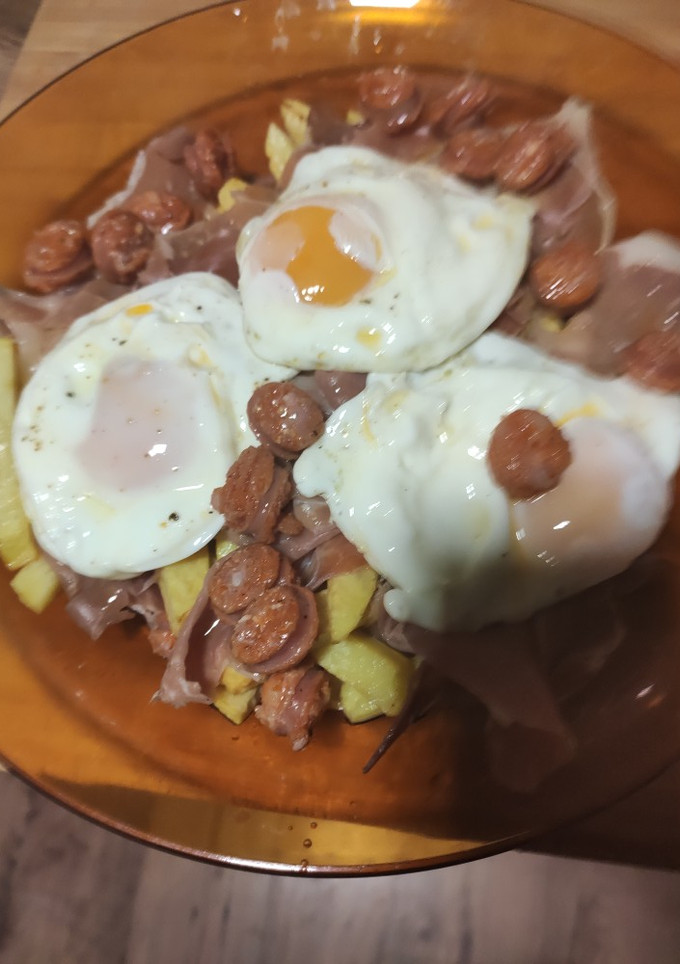 Una foto de Huevos rotos