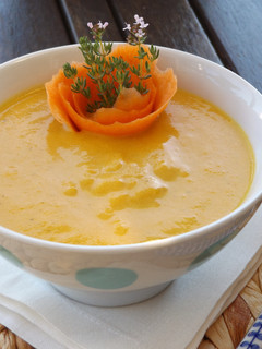 Una foto de Crema de zanahoria a la cúrcuma, fría o caliente