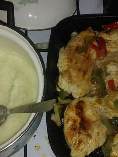 Una foto de Churrascos de Suprema a la plancha con puré y /o ensalada