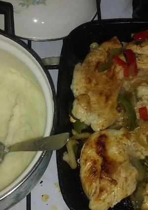 Una foto de Churrascos de Suprema a la plancha con puré y /o ensalada