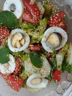 Una foto de Ensalada surtida con sésamo tostado
