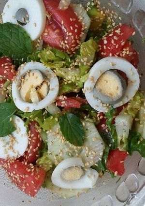 Una foto de Ensalada surtida con sésamo tostado