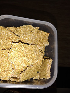 તલ ની ચીકકી (Til Chikki Recipe In Gujarati) રેસીપી મુખ્ય ફોટો