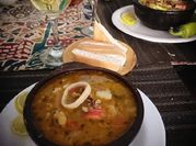 Una foto de sopa de marisco con verduras