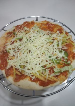 પિઝા (Pizza Recipe In Gujarati) રેસીપી મુખ્ય ફોટો