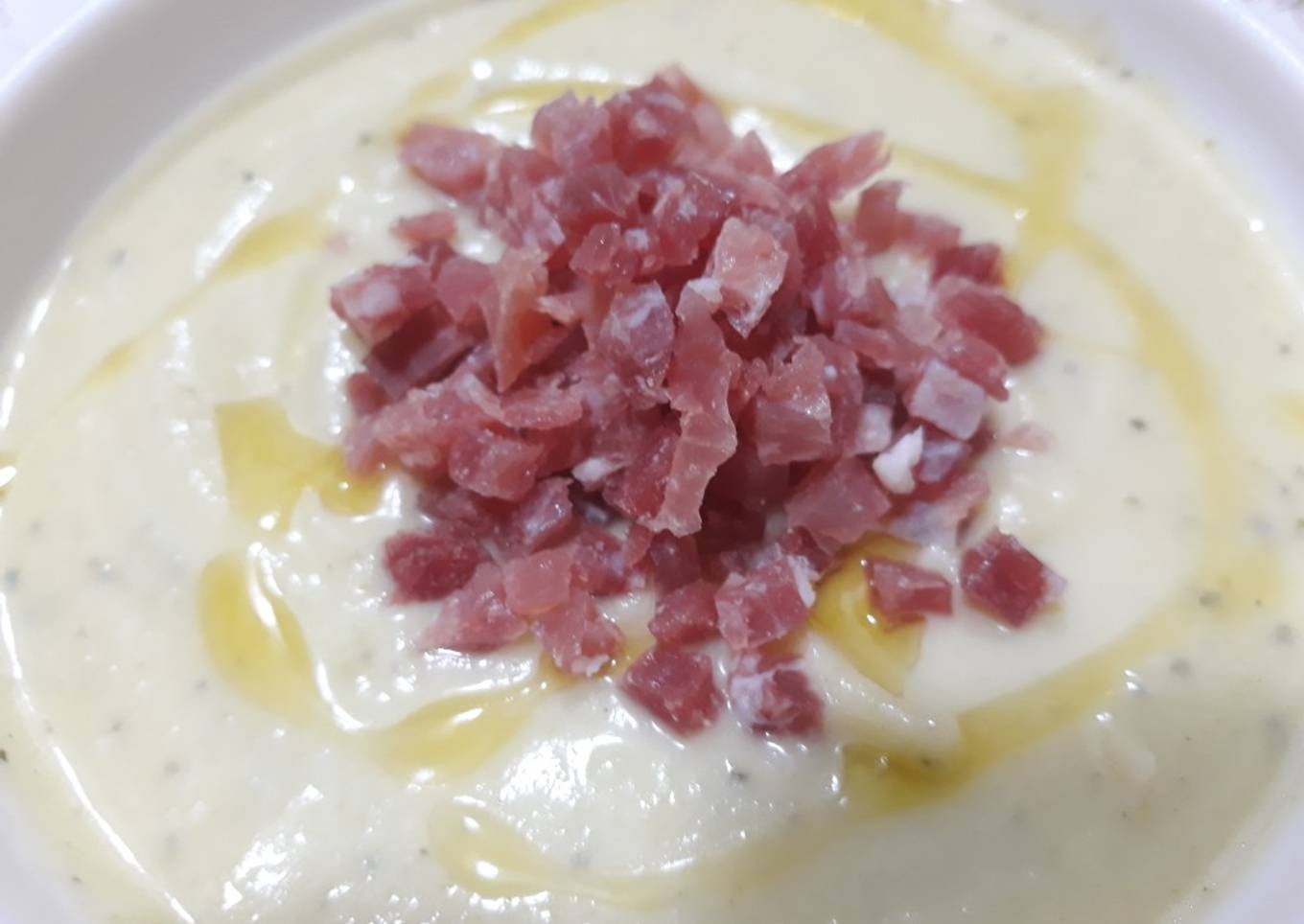 Crema de calabacín con queso manchego y jamón