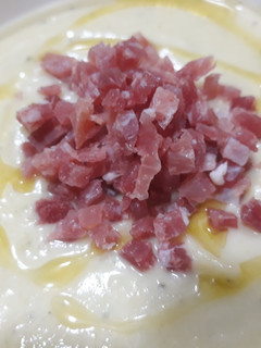 Una foto de Crema de calabacín con queso manchego y jamón