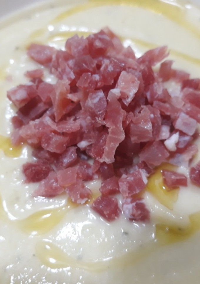 Una foto de Crema de calabacín con queso manchego y jamón