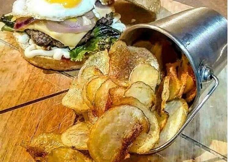 Recetta di Premiato Hamburger e patatine fresche