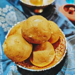 A picture of Besan Ladoo.
