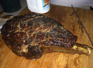 Una foto de Rib Eye con hueso (Cowboy Rib Eye)