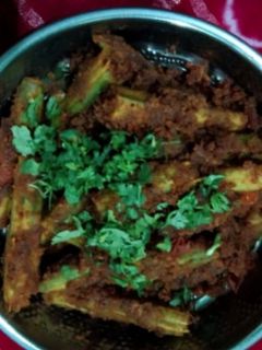 સરગવા નું લોટ વાળું શાક (Saragva Besan Lot Shak Recipe In Gujarati) રેસીપી મુખ્ય ફોટો