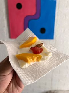 Una foto de Barritas de yogur y frutas
