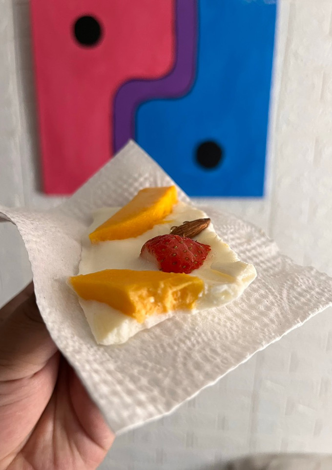 Una foto de Barritas de yogur y frutas