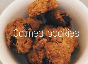 Hình của món Cookies yến mạch với topping hạt điều+ cherry khô.