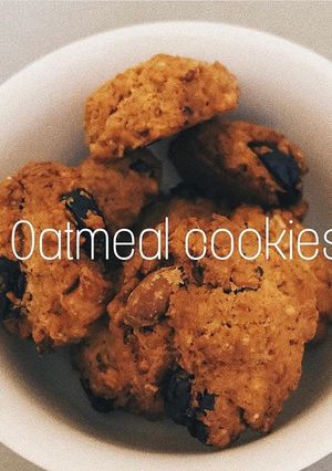 Hình của món Cookies yến mạch với topping hạt điều+ cherry khô.