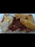 Arroz a la cubana con plátano y huevo frito