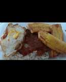Arroz a la cubana con plátano y huevo frito
