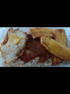 Una foto de Arroz a la cubana con plátano y huevo frito